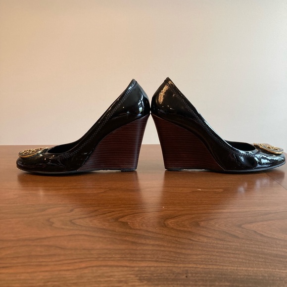 Tory Burch Black Patent Wedge sz 8 - Picture 6 of 9
